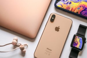 Cầm điện thoại