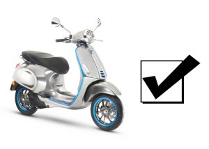 cầm xe máy điện