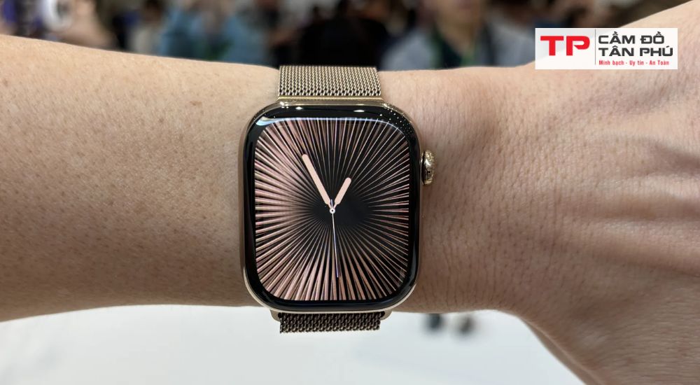 cầm đồng hồ apple watch