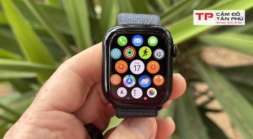 cầm đồng hồ apple watch