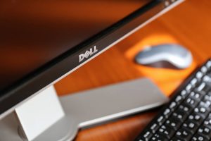 Cầm máy tính bàn