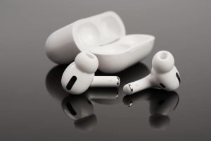 Cầm tai nghe Airpods giá cao