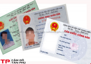 Cầm giấy chứng minh nhân dân