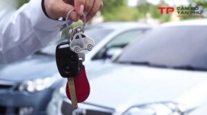 Người ký hợp đồng cầm cố xe ô tô với biểu cảm thận trọng, đọc kỹ các điều khoản