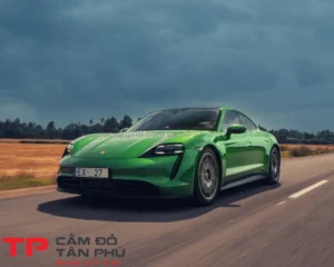 cầm xe ô tô điện