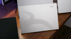 Cầm laptop Acer