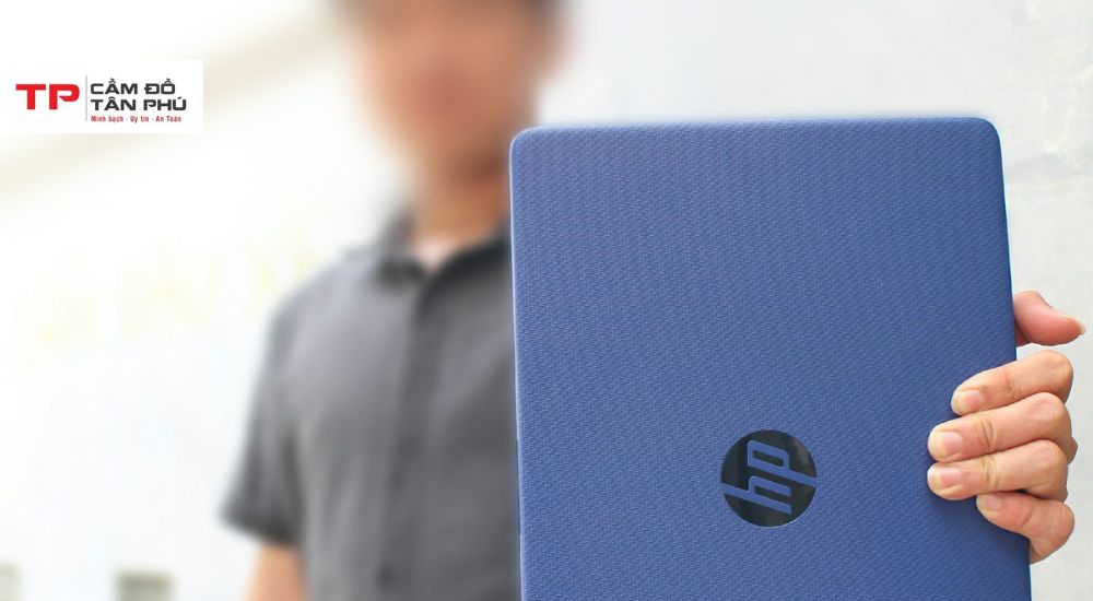 cầm laptop HP