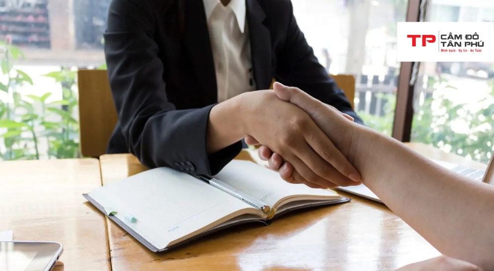 Cầm hồ sơ gốc lái xe