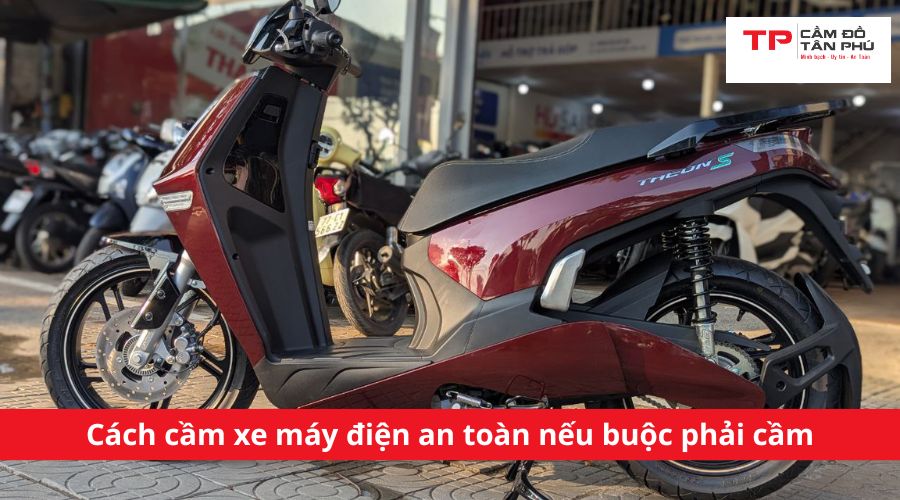 Cách cầm xe máy điện an toàn nếu buộc phải cầm